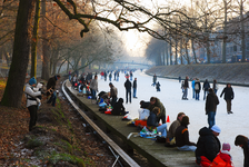 900006 Afbeelding van schaatsers op de bevroren Stadsbuitengracht te Utrecht, ter hoogte van de vlonder bij de ...